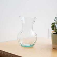 Charger l&#39;image dans la galerie, Vase 7 pouces en verre 100% recyclé
