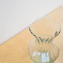 Charger l&#39;image dans la galerie, Vase 7 pouces en verre 100% recyclé
