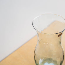 Charger l&#39;image dans la galerie, Vase 9.7 pouces en verre 100% recyclé
